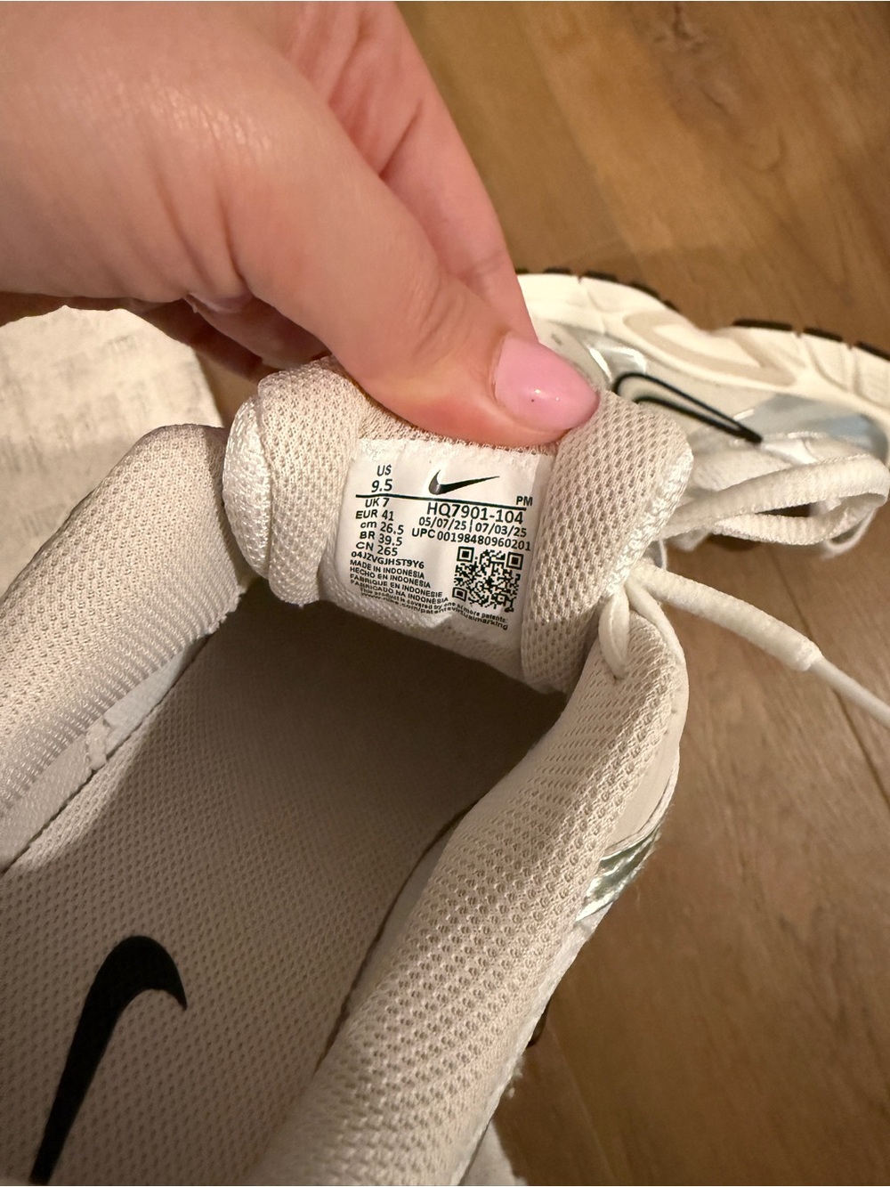 Nike White, Silver & Black Mesh Running Shoes - Picture 5 of 5